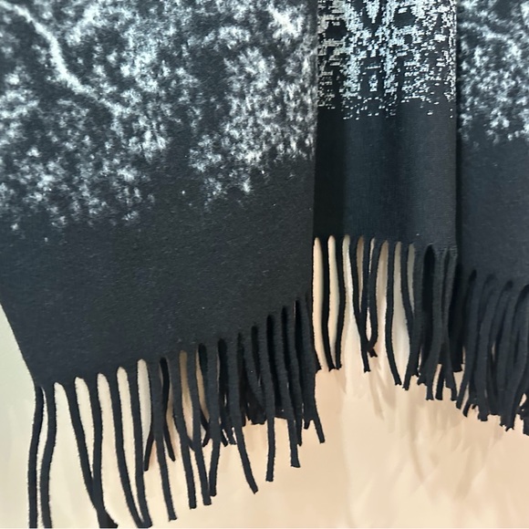 NWT Rachel Zoe Black Abstract Knit Sweater Poncho Womens One Size - Picture 3 of 4